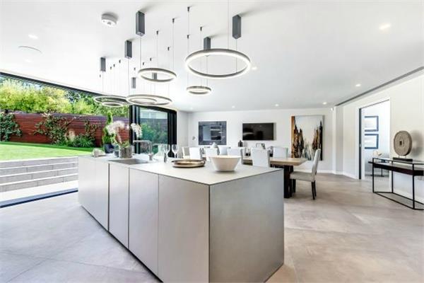 5 bed property in Twin Peaks, Uphill Road